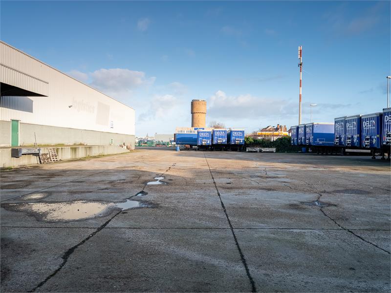 Bedrijfsgebouw met burelen en opslagruimte. 