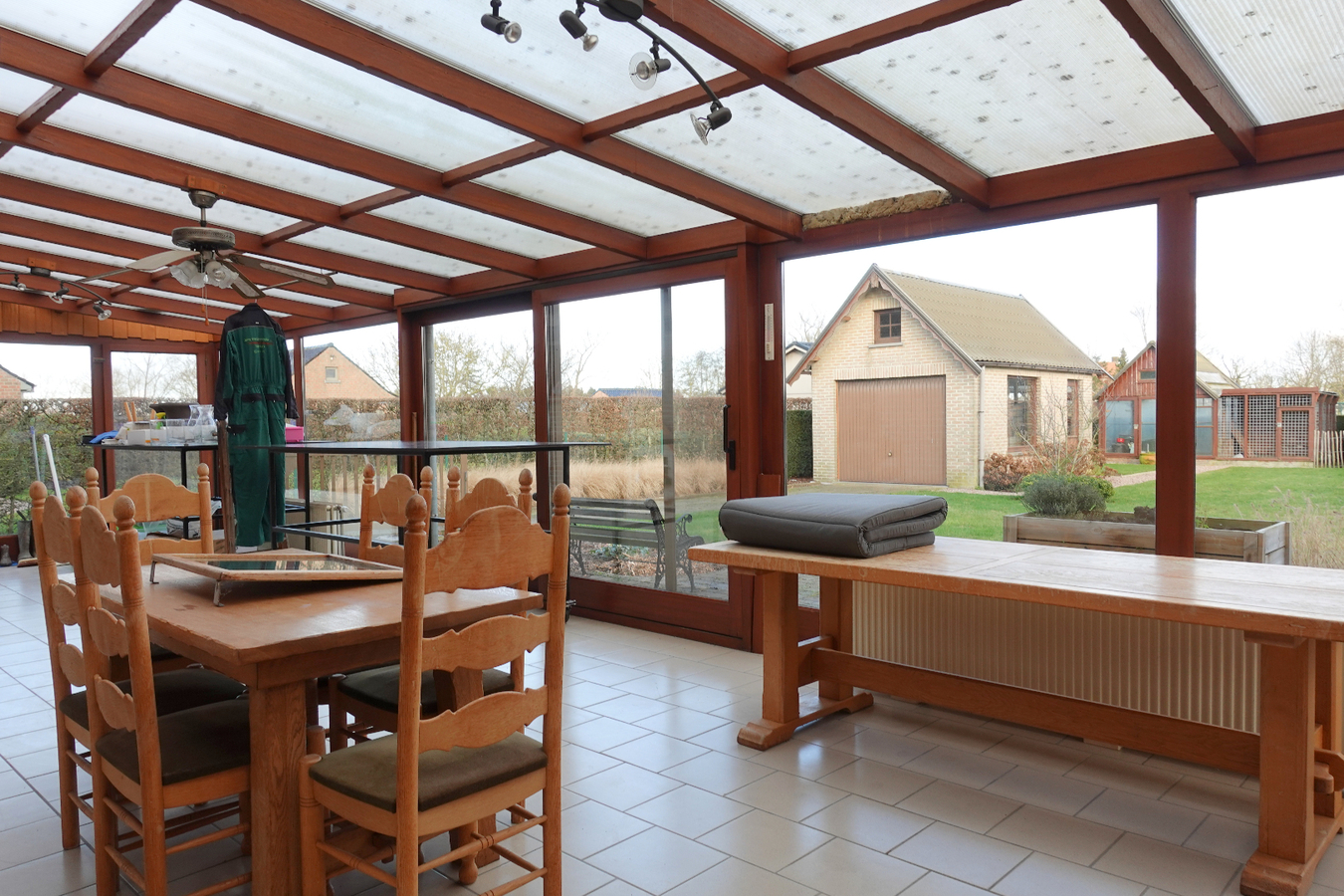 Charmante woning met 2 garages 