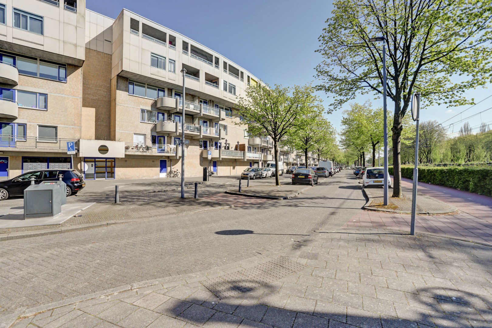 Zonder klussen te betrekken dit 2-kamer appartement op de 4e verdieping met zonnig balkon, moderne badkamer, 1 slaapkamer en berging in de onderbouw! 
