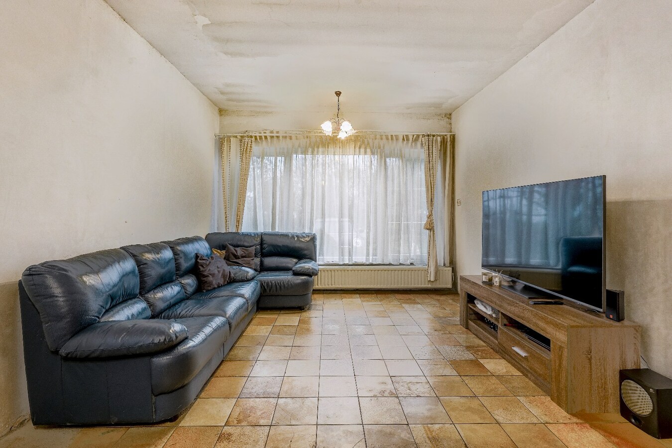 Op te knappen karakteristieke hoekwoning, 4 slpk, (EPC-label C) gelegen aan het Haspengouwse landschap. 