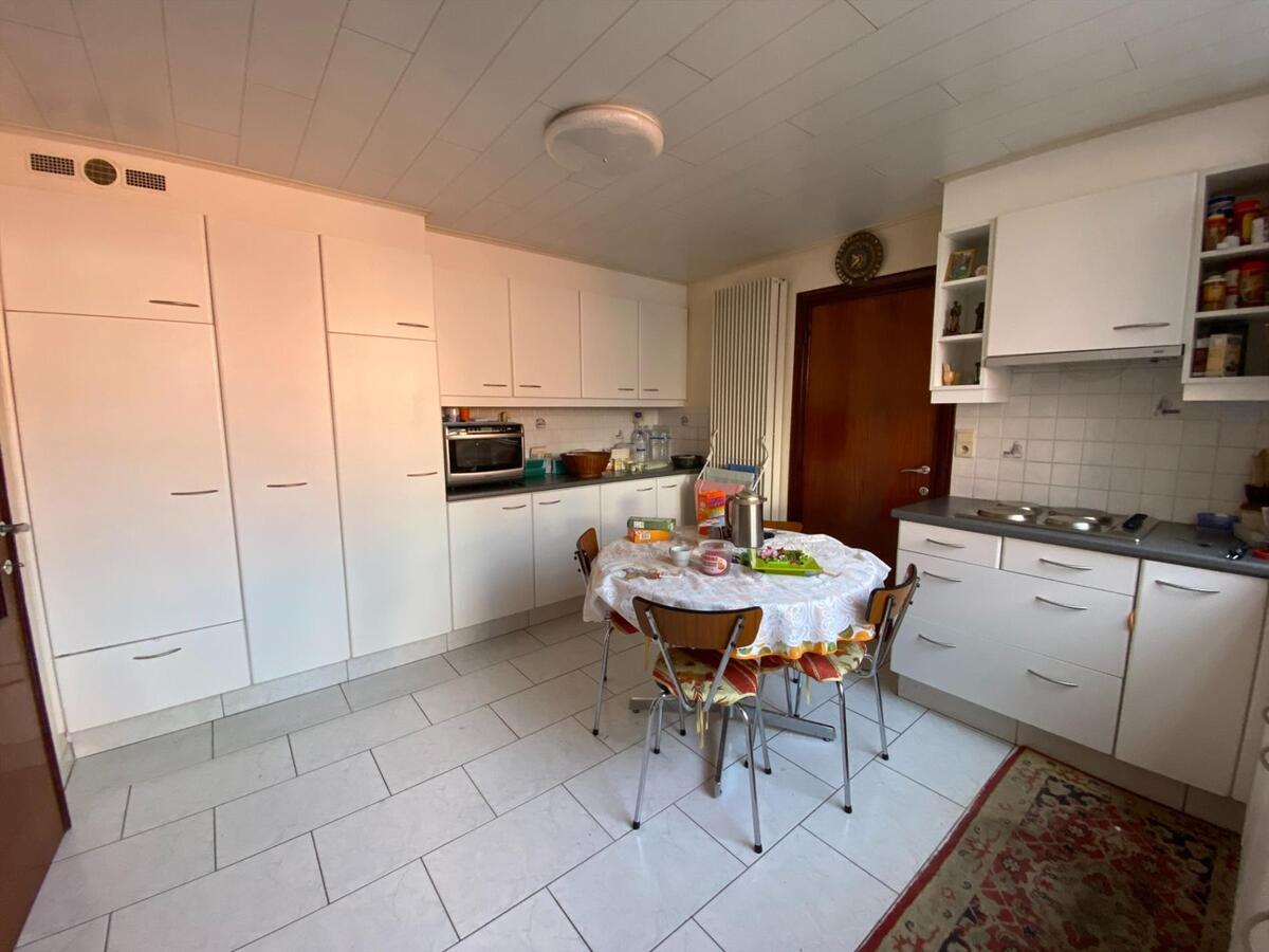 Ruime woning met 4 slaapkamers en garage 