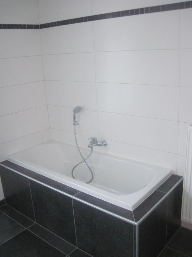 Recent vernieuwde, ruime rijwoning in hartje Gavere. 
