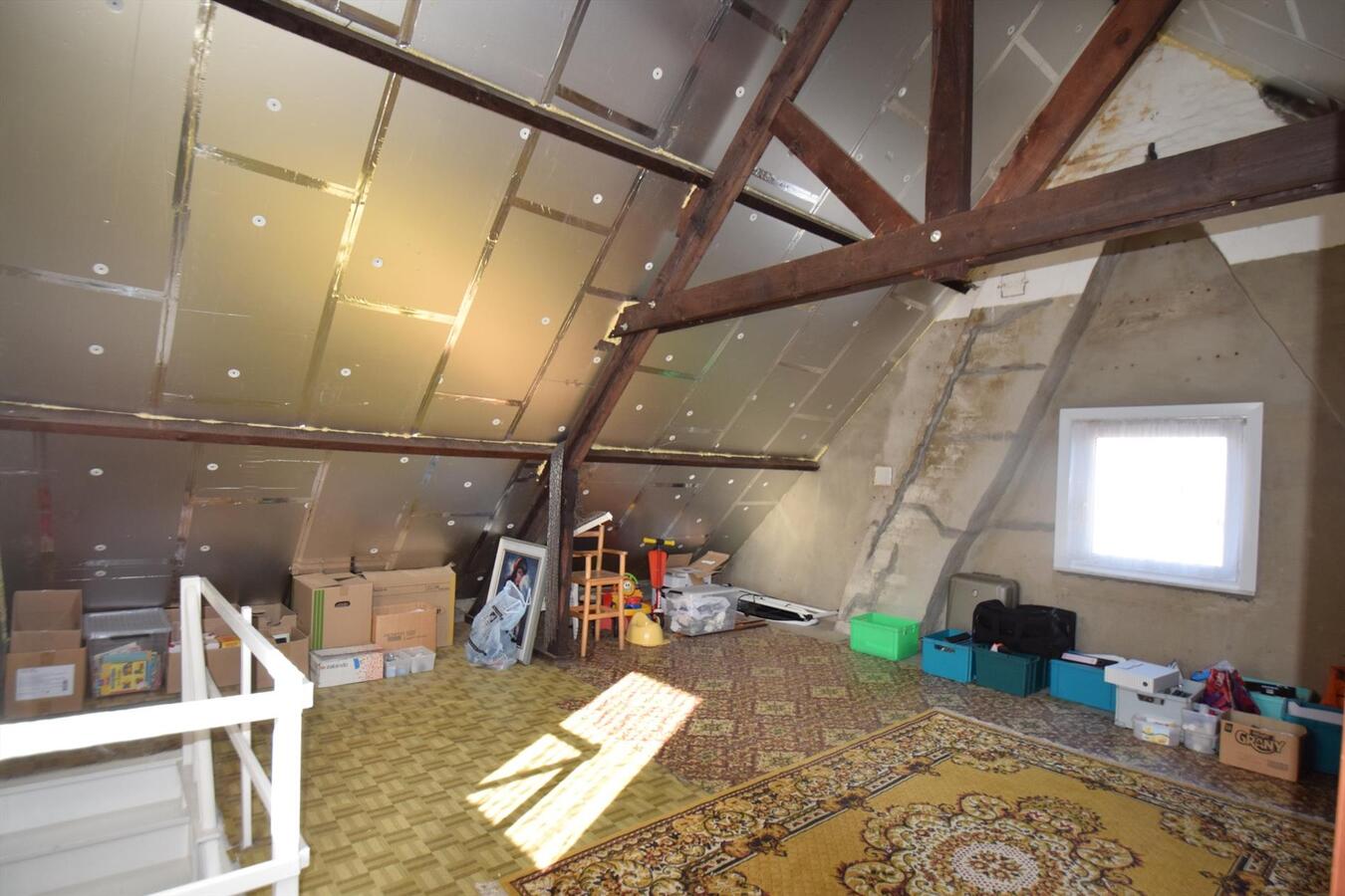 Ruime halfopen 3-slaapkamer-woning met garage en tuin 