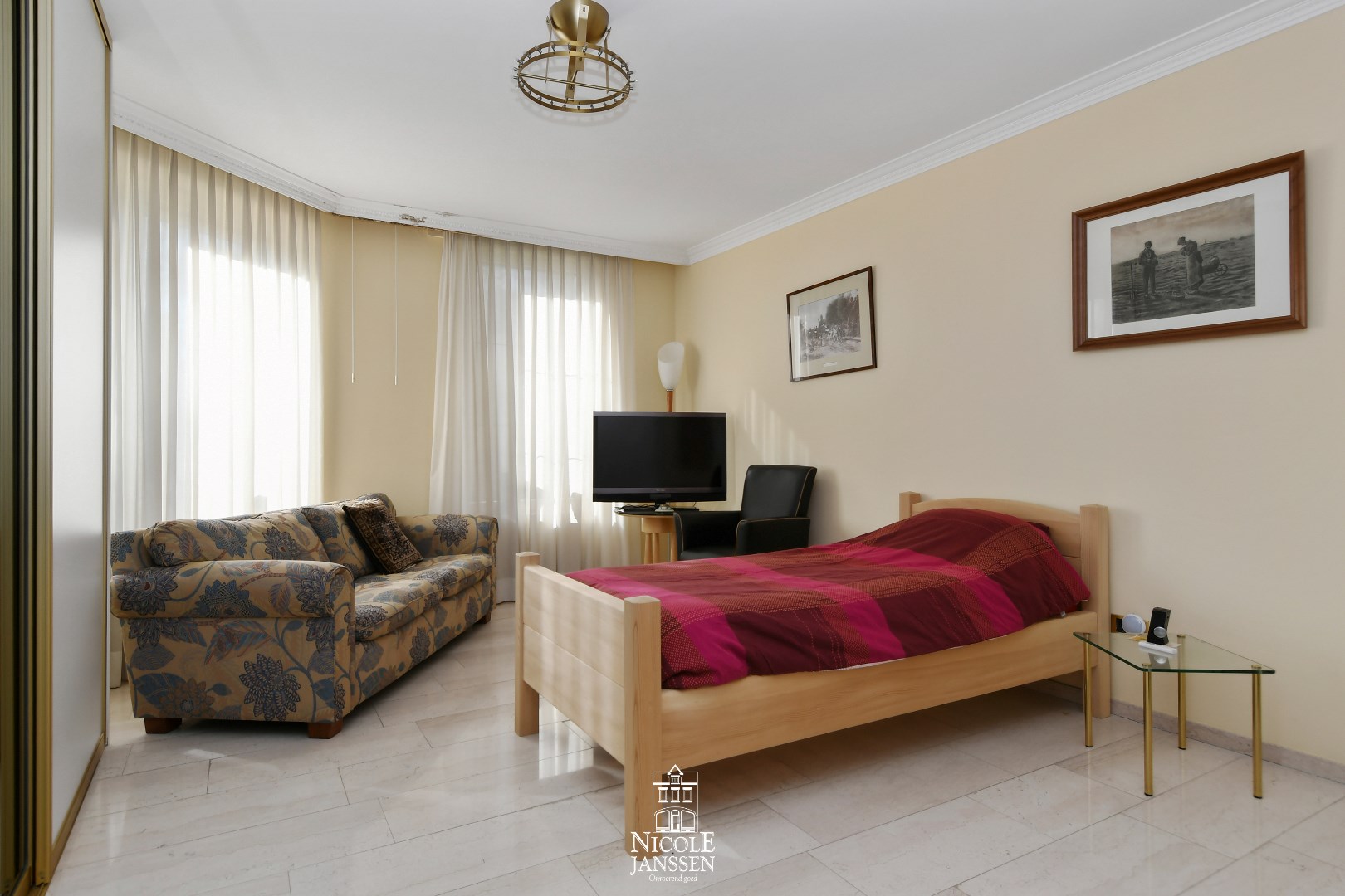 Slaapkamer met vaste kastenwand