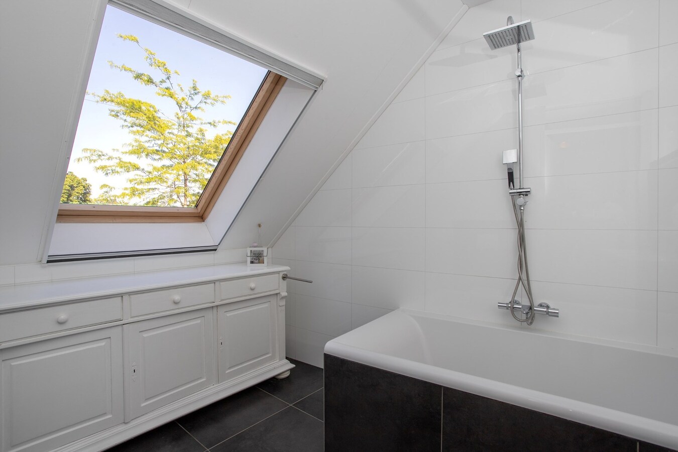 Instapklare en uitgebouwde tussenwoning op rustige locatie. 