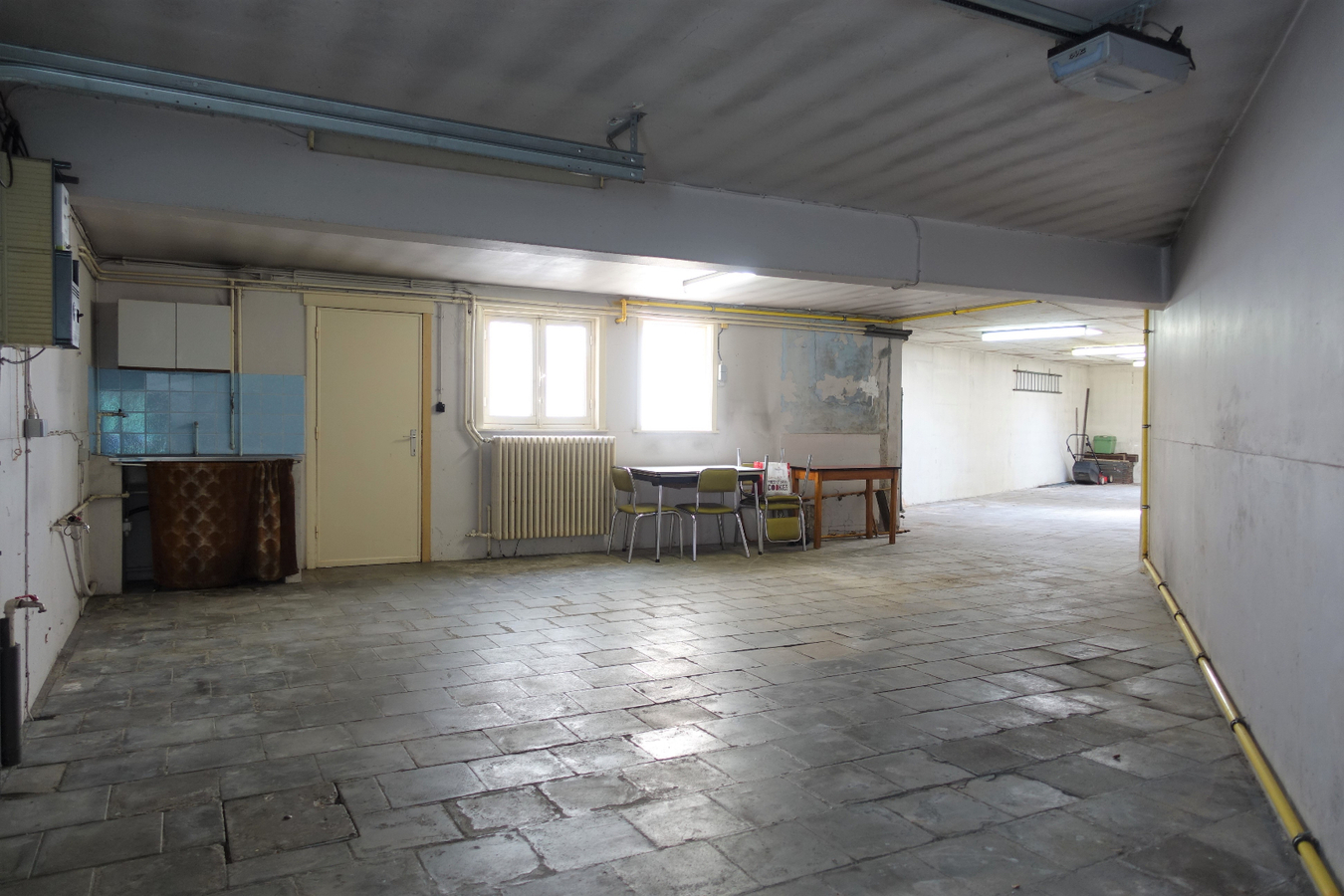 Half-open woning met garage/loods op uitstekende ligging 