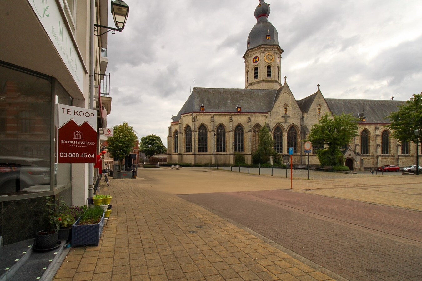 Veelzijdig handelshuis met woonst en luxueuze B&amp;B op toplocatie aan de Markt van Temse! 