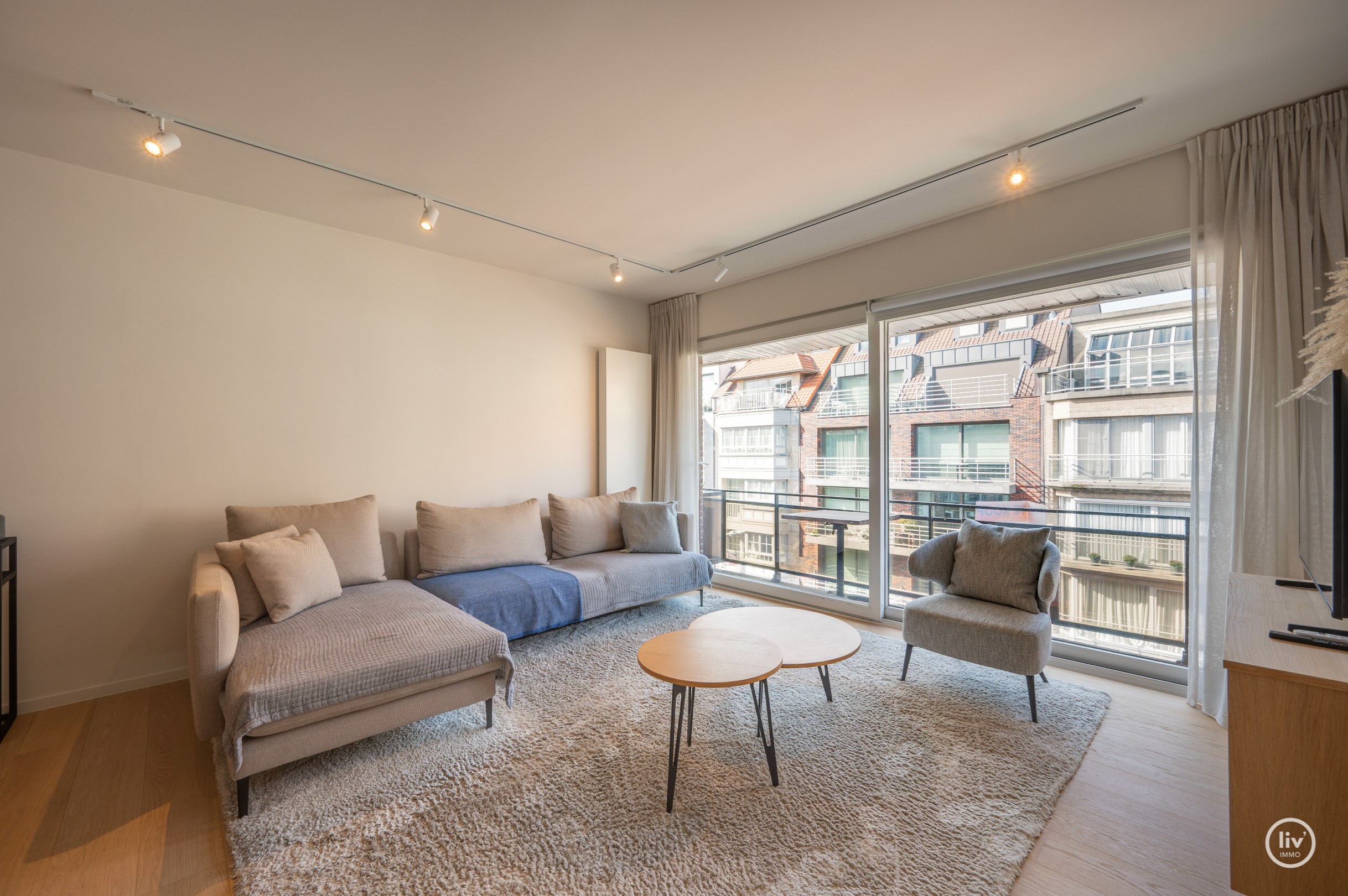 Appartement élégamment rénové avec deux chambres et deux terrasses, situé au centre de Knokke. 