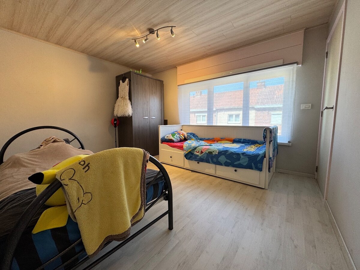 Instapklare woning met drie slaapkamers, tuin met uitweg, zolderkamer te Roeselare 