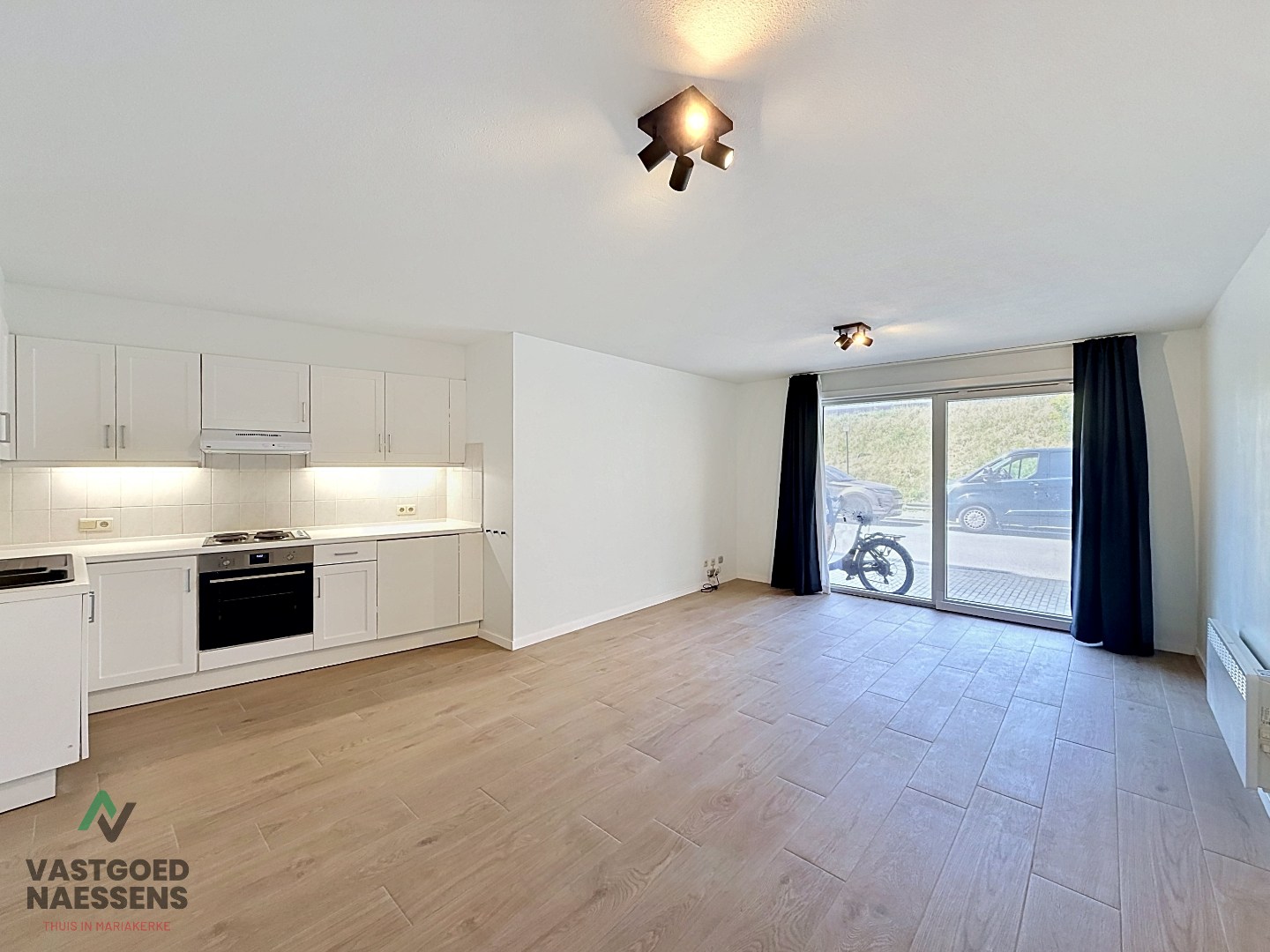 GELIJKVLOERSE STUDIO VLAKBIJ ZEEDIJK 