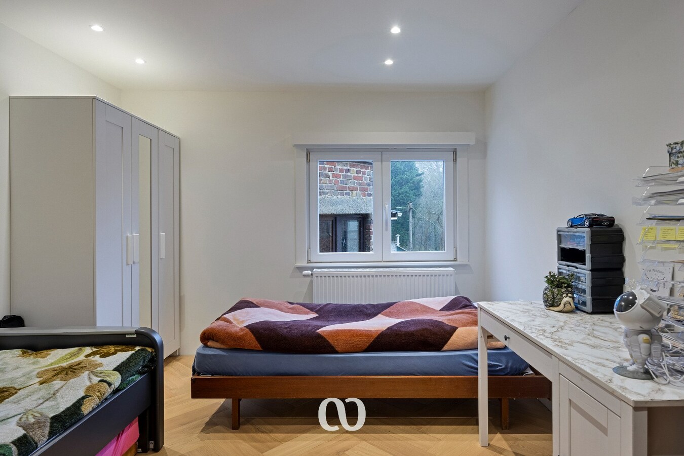 Gedeeltelijk gerenoveerde half open bebouwing met atelier 