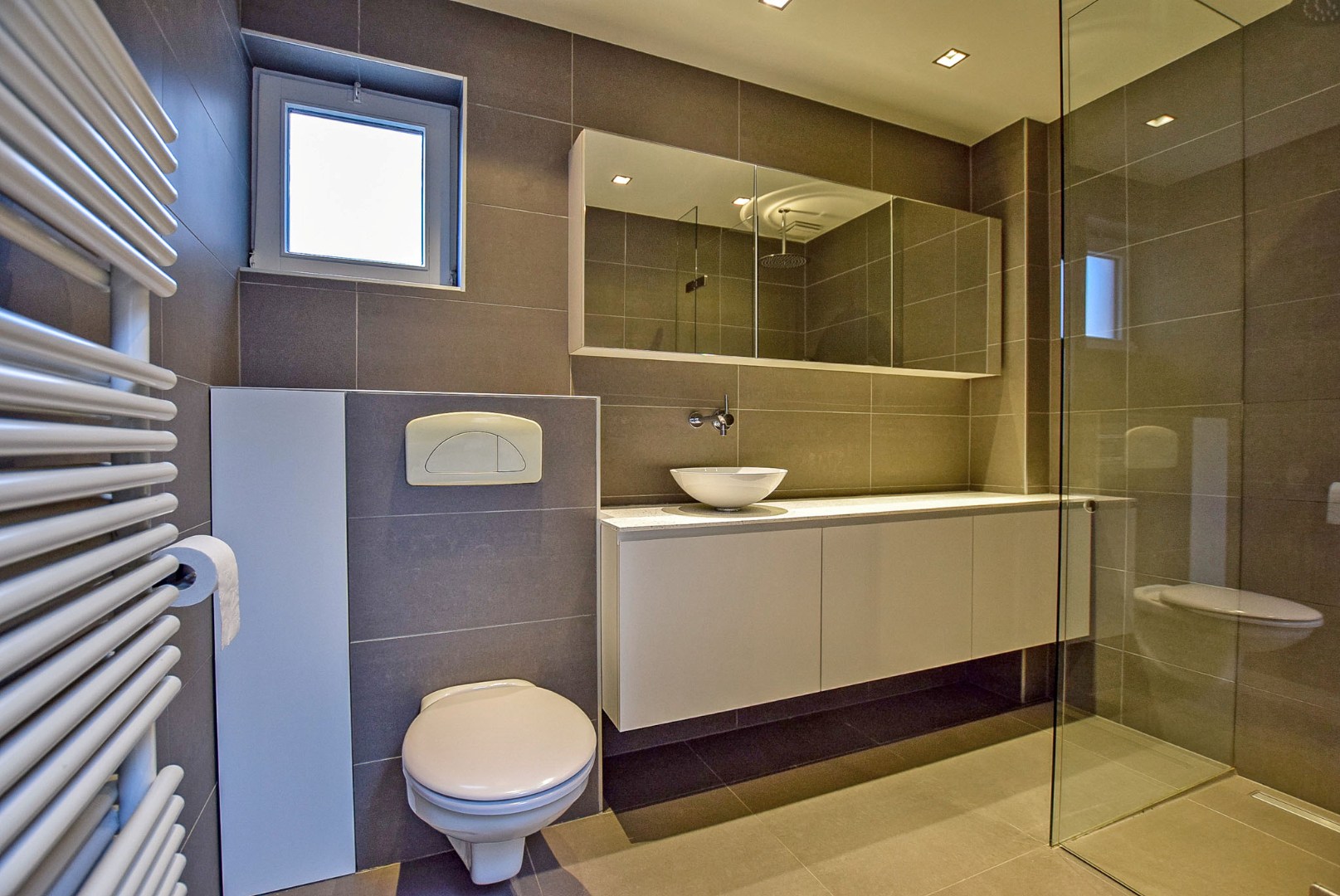 Instapklare gezinswoning met 3 slaapkamers en garage in het centrum van Diksmuide. 