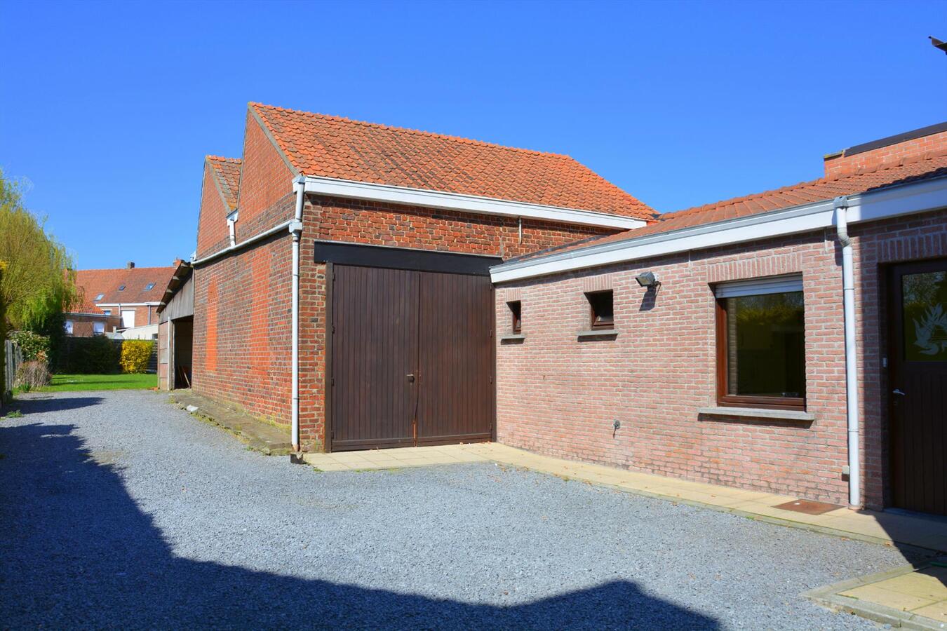 Ruime woning met grote opslagplaats/loods en zonnige tuin 