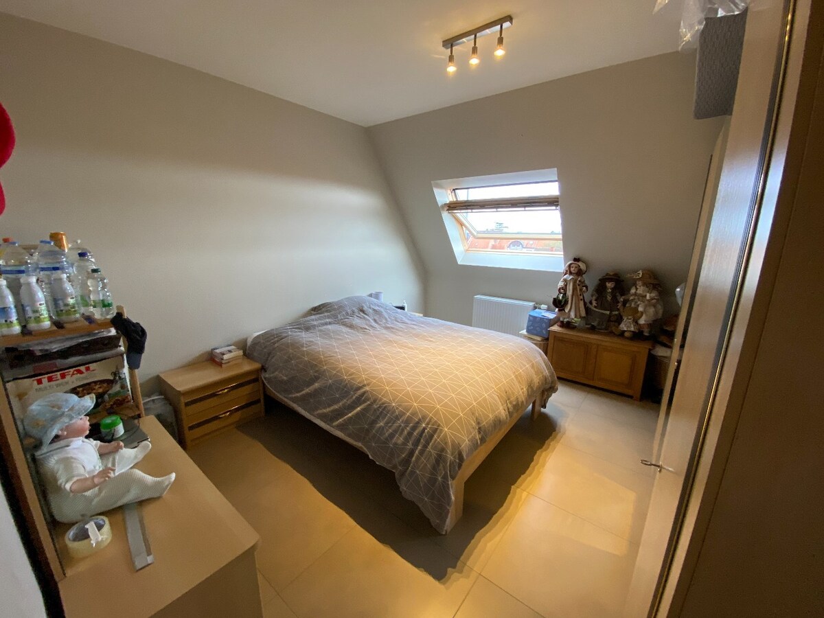 In het centrum gelegen dakappartement met 2 zonneterrassen te Koekelare 