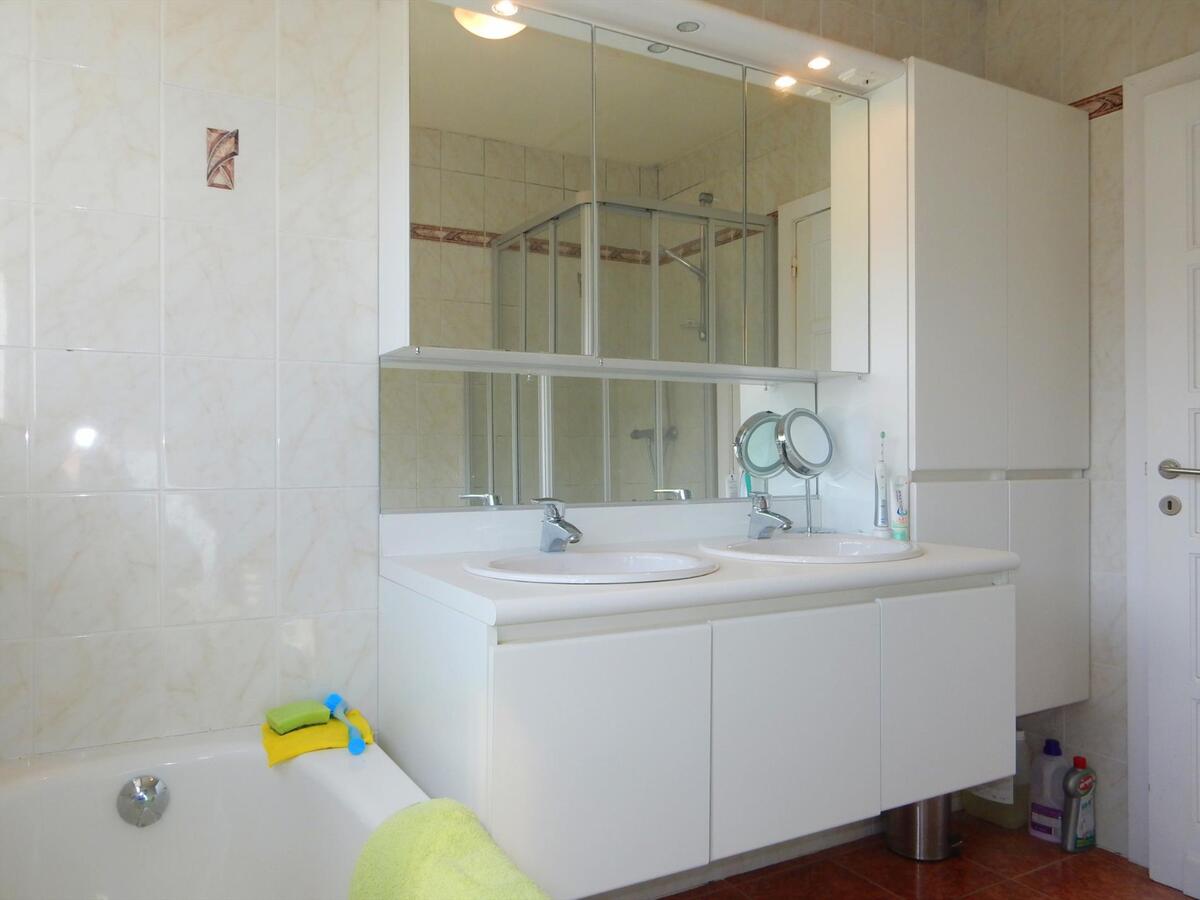 Ruime woning te Jabbeke met 4 slaapkamers 