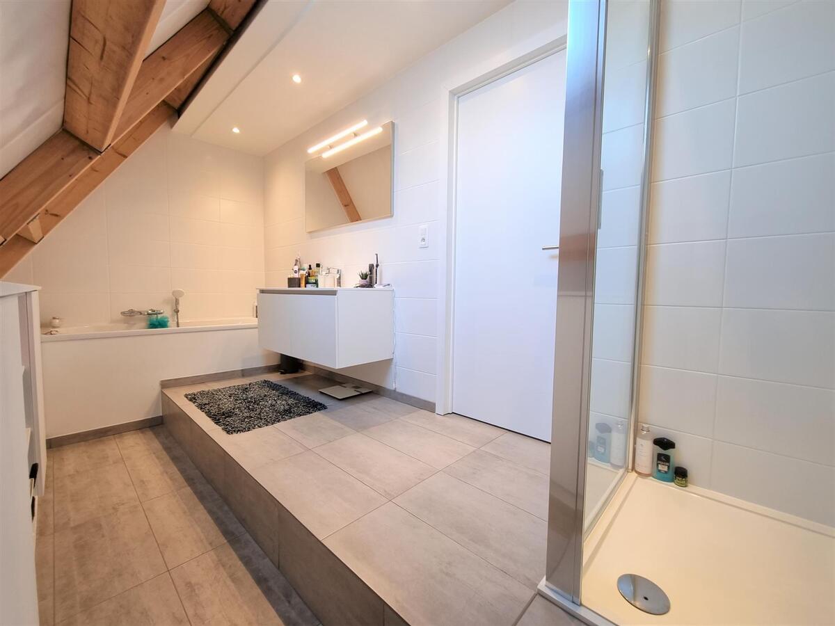 Volledig gerenoveerde, centraal gelegen woning - Heist 