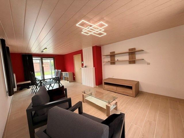 Halfopen woning met 3 slaapkamers, inpandige garage en mooie tuin in Kleine Brogel. 