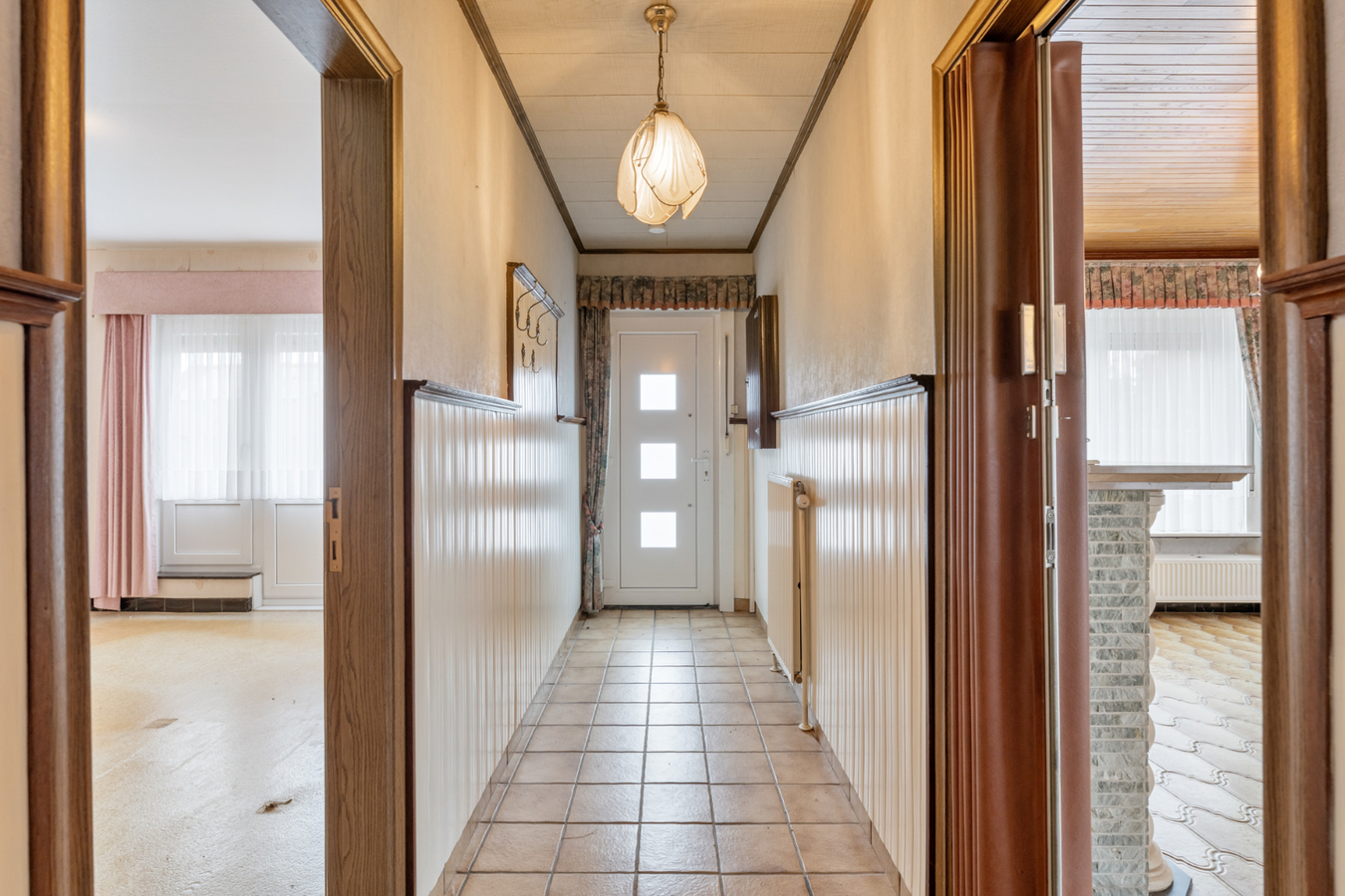 Op te frissen, halfvrijstaande gelijkvloerse woning gelegen in een rustige omgeving op 8a58ca. 