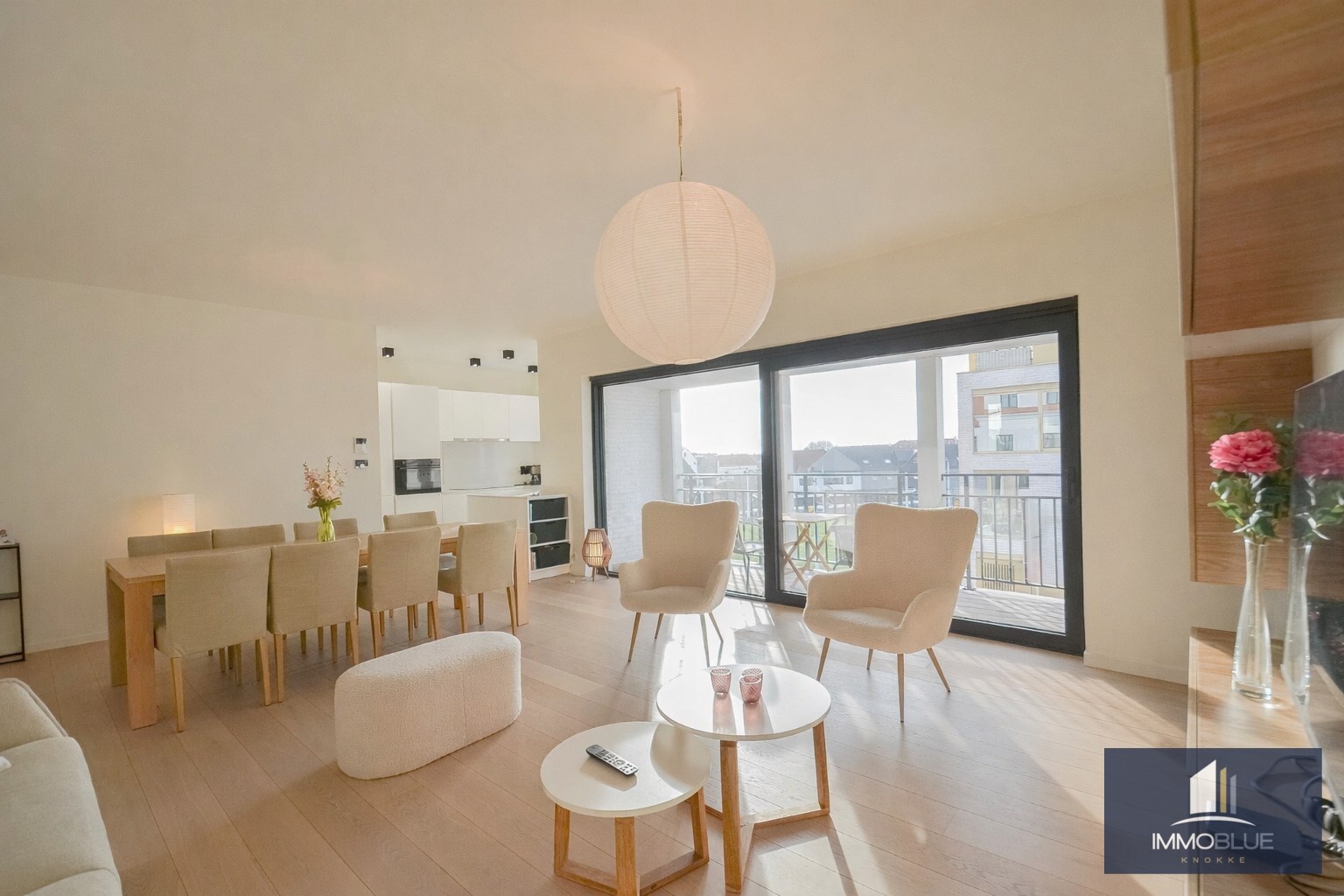 Appartement met gevelbreedte van ongeveer 5,2 meter en een ruim zonnig terras. 