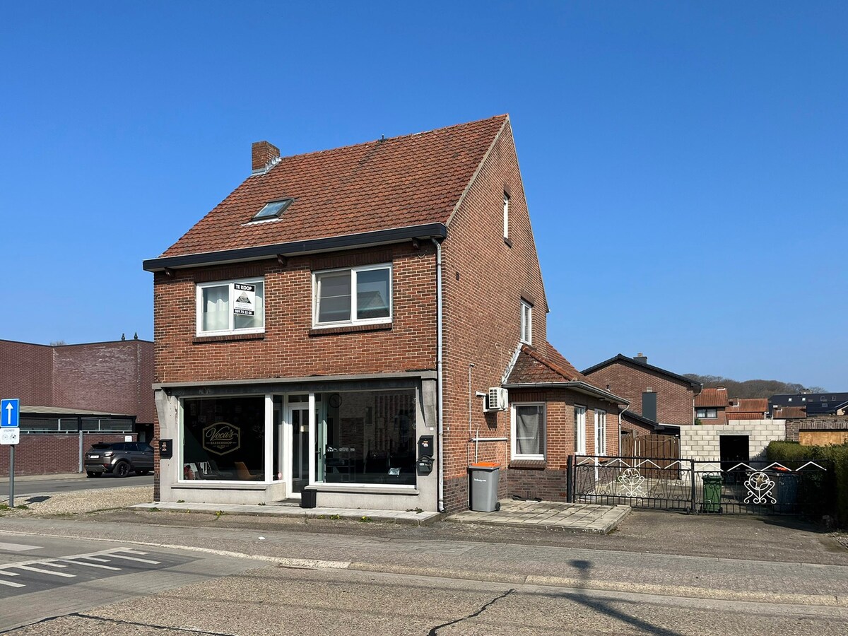 Dilsen-centrum - opbrengstpand: winkel + 2 appartementen 