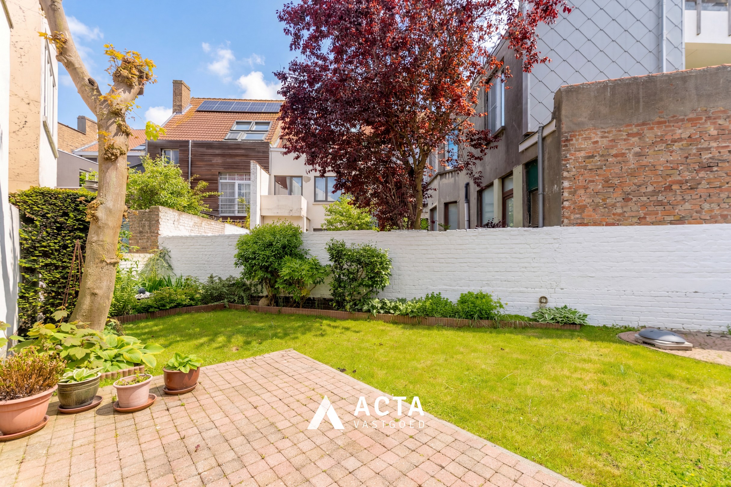 Ruime woning met 5 slaapkamers, garage en zonnige tuin 