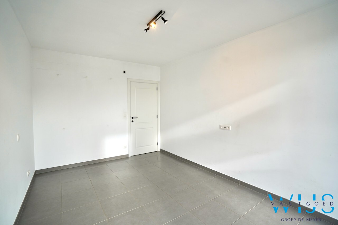 Prachtig appartement MET GARAGE in het rustige landelijke OOSTEEKLO ! 