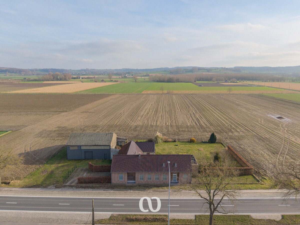 Gerenoveerde hoeve met atelier en een prachtig zicht 
