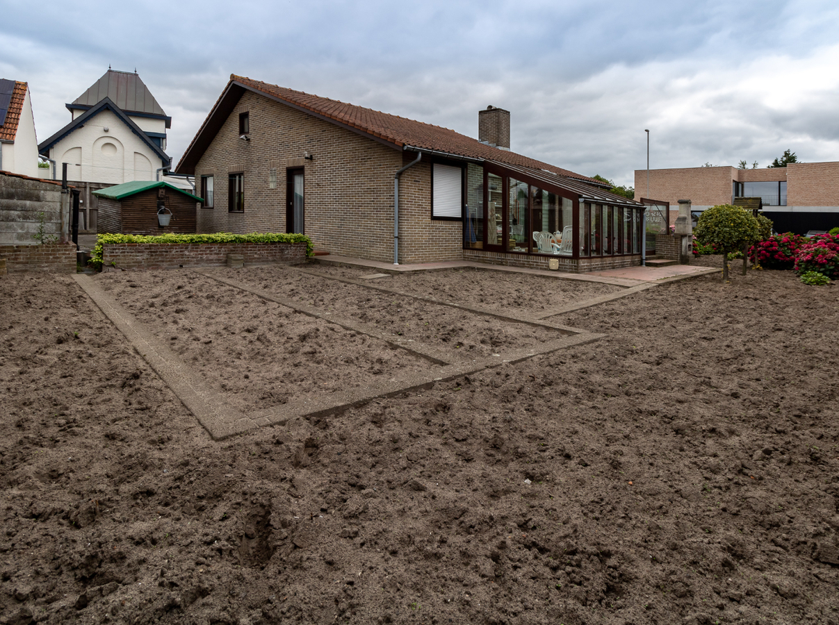 Vrijstaande woning op 696 m² op centrale locatie te Koekelare 