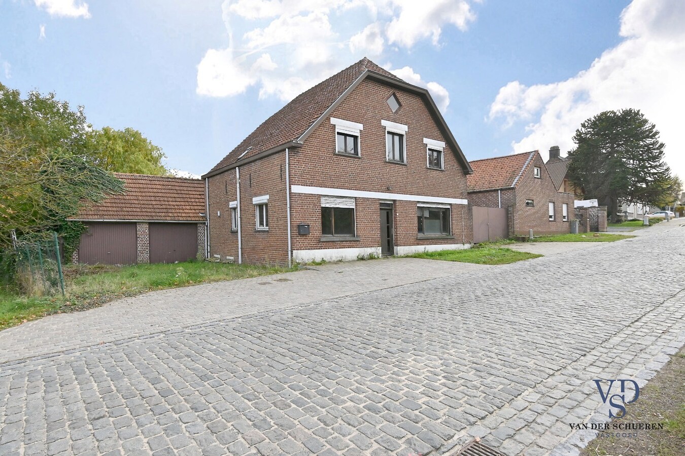 Te renoveren woning op ruim perceel te Kerkgate Mater. 