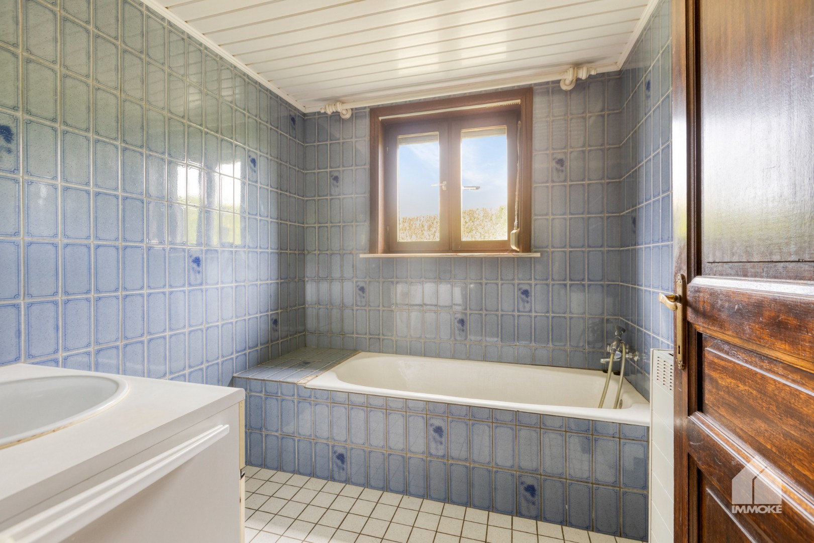 Te renoveren woning op 8a 40ca met 3 slpk en vrijstaande garage. 