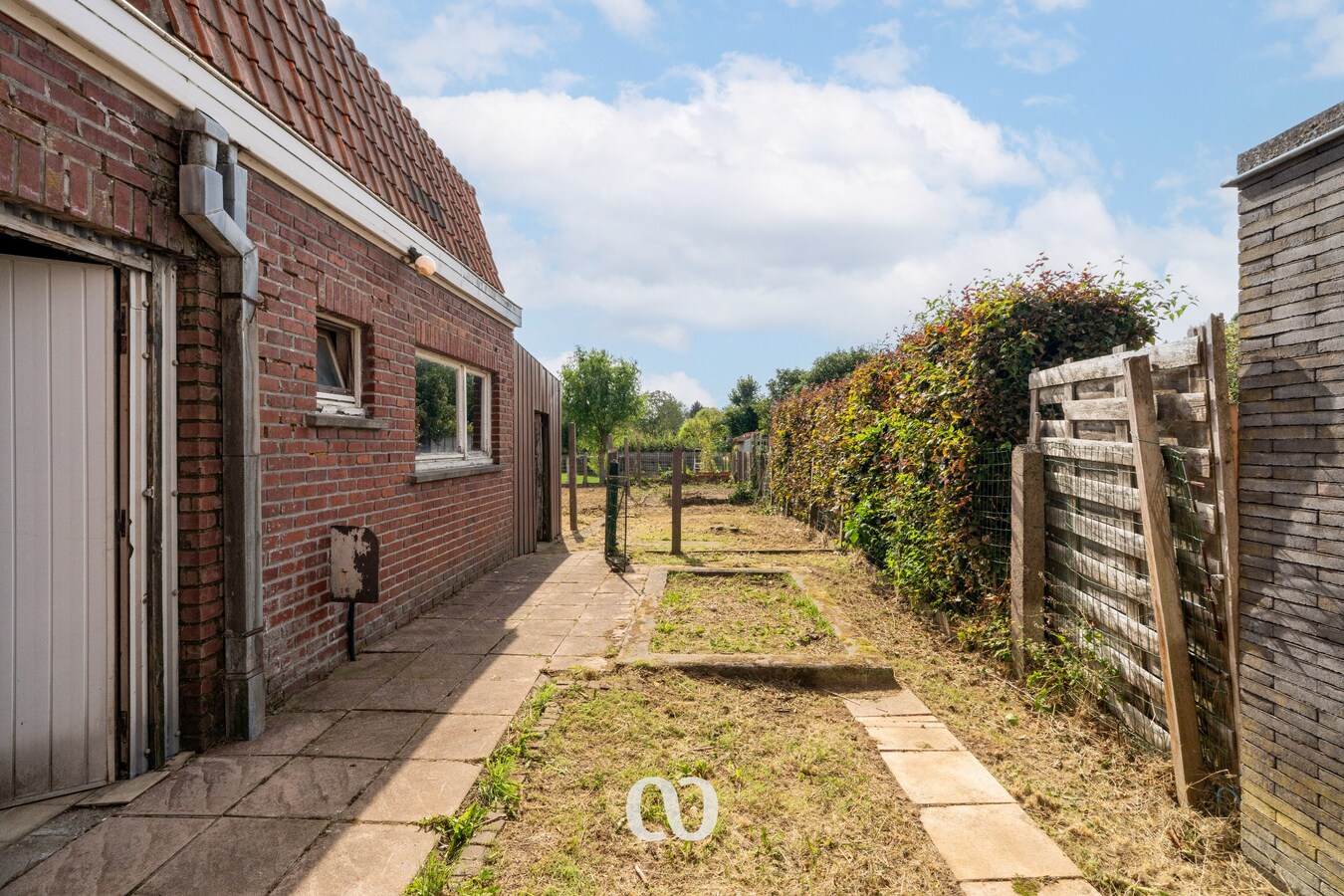 Te renoveren gezinswoning met 4 slaapkamers en tuin in Oudenaarde 