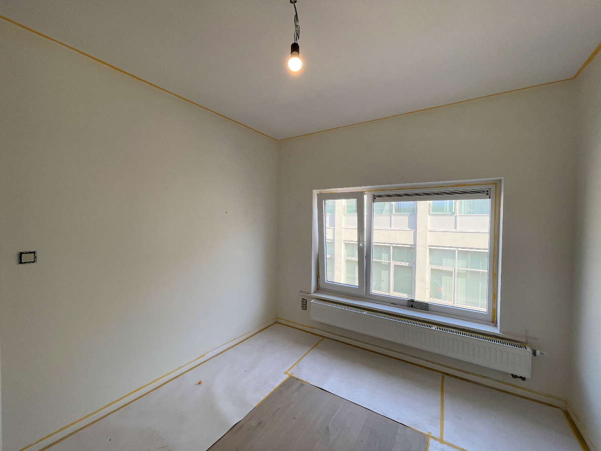 Gerenoveerde halfopen bebouwing met 3 slaapkamers en garage in centrum Roeselare 