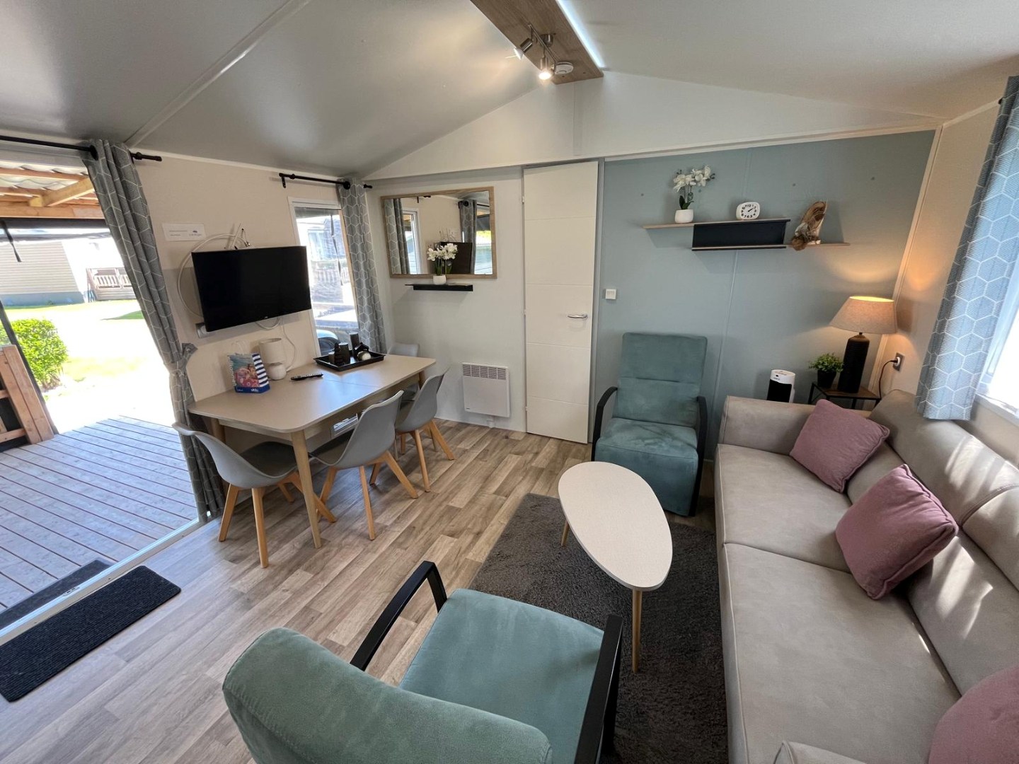 T.A. Makelaardij biedt aan – Chalet JD12-: Op een schitterende locatie in een goed verzorgd recreatiepark aan de kust van Walcheren bieden wij dit leuke chalet aan. 