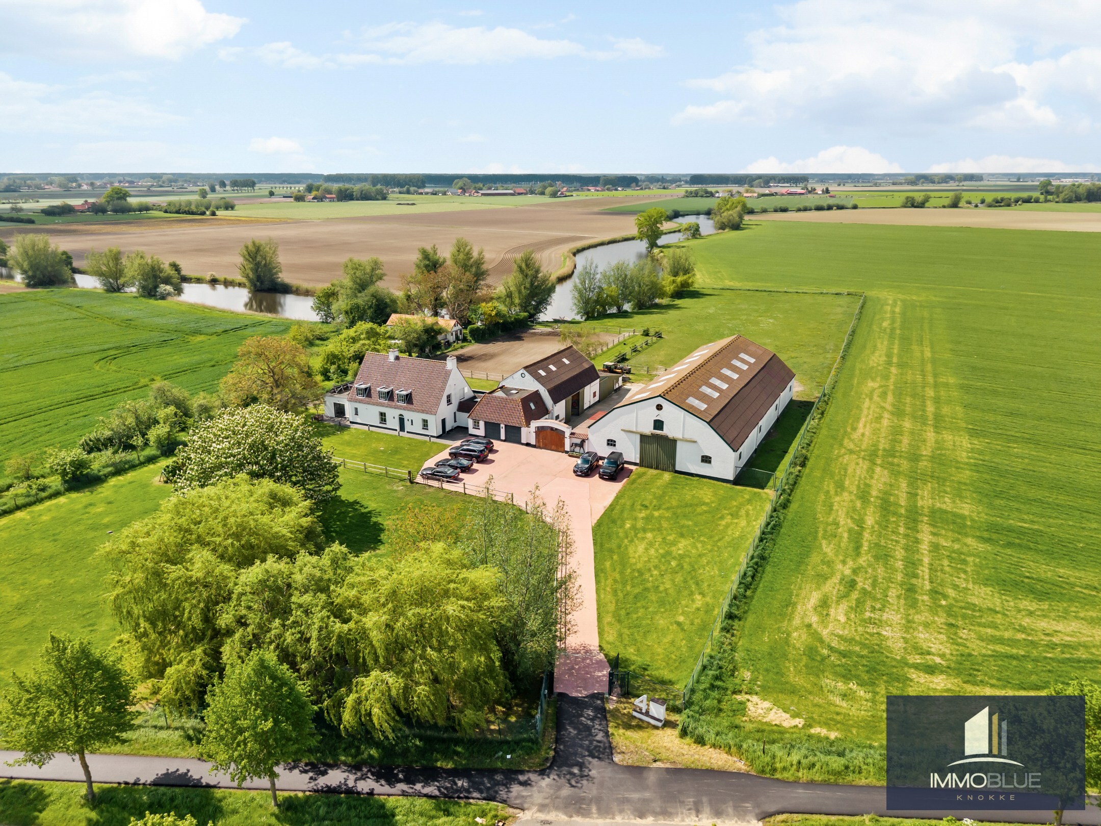 Domaine idylliquement situé avec maison rénovée, espace professionnel et installations équestres étendues. 