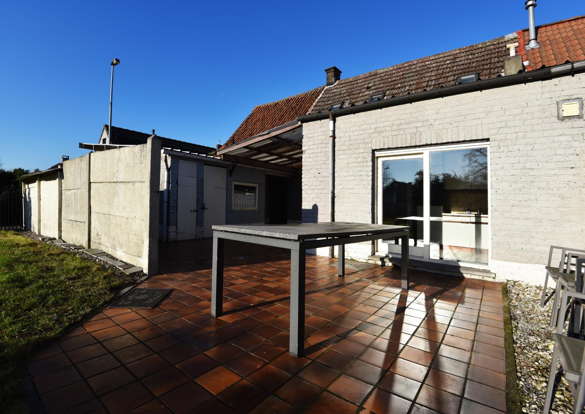 Half open bebouwing met 2 slaapkamers, tuin en garage te Maldegem. 