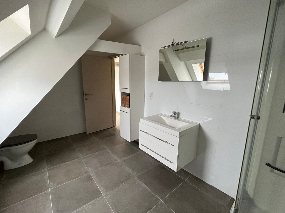 Bijzonder ruime, praktisch ingedeelde gezinswoning 