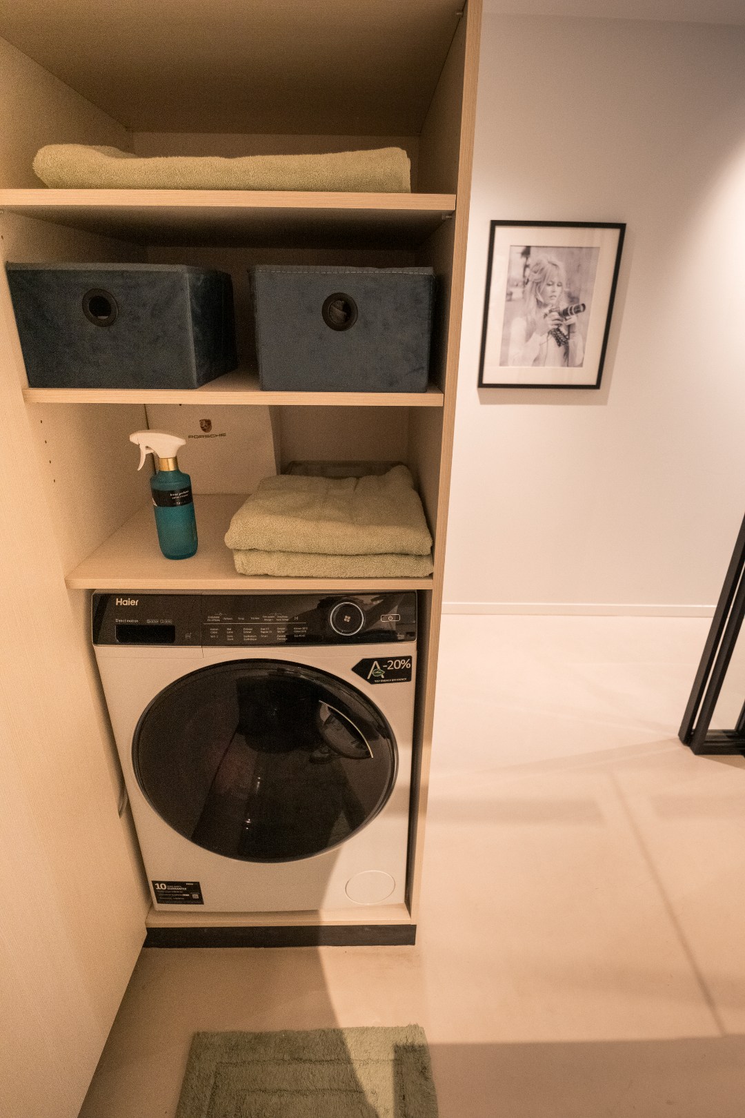 Dans un emplacement de choix, à quelques pas de la mer, se trouve cet appartement exclusif de plain-pied avec un jardin exceptionnellement spacieux et ensoleillé. Une combinaison rare de vie privée, d 