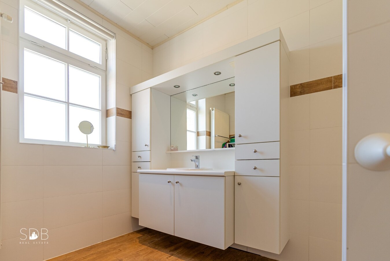 Stijlvolle villa met diverse bijgebouwen en graslanden op circa 3ha 