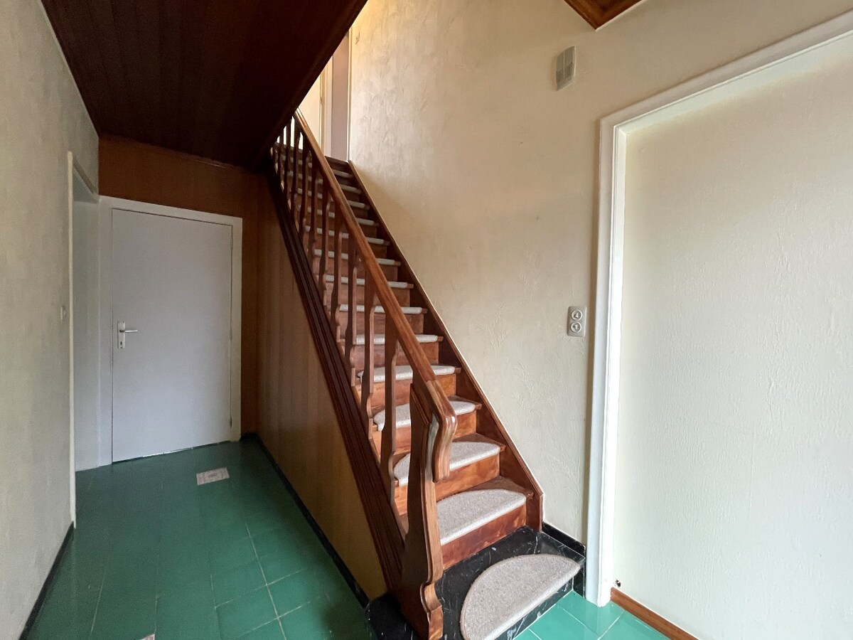 Stevige half-open bebouwing met 3 slaapkamers, tuin en garage te Moorslede 