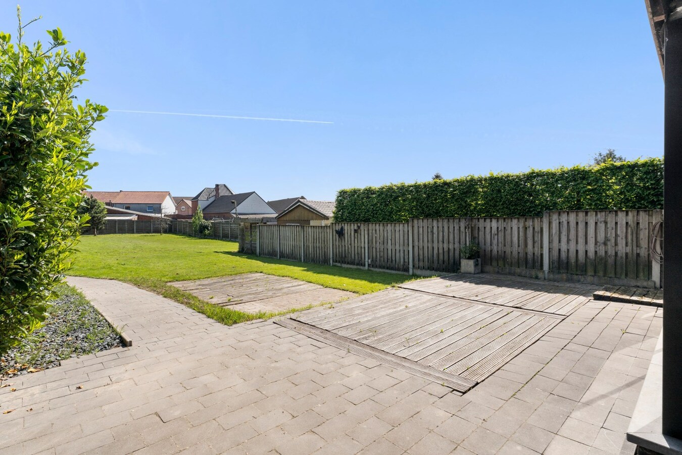 Recente, halfvrijstaande gezinswoning in een moderne bouwstijl op een perceel van 11a06ca! 