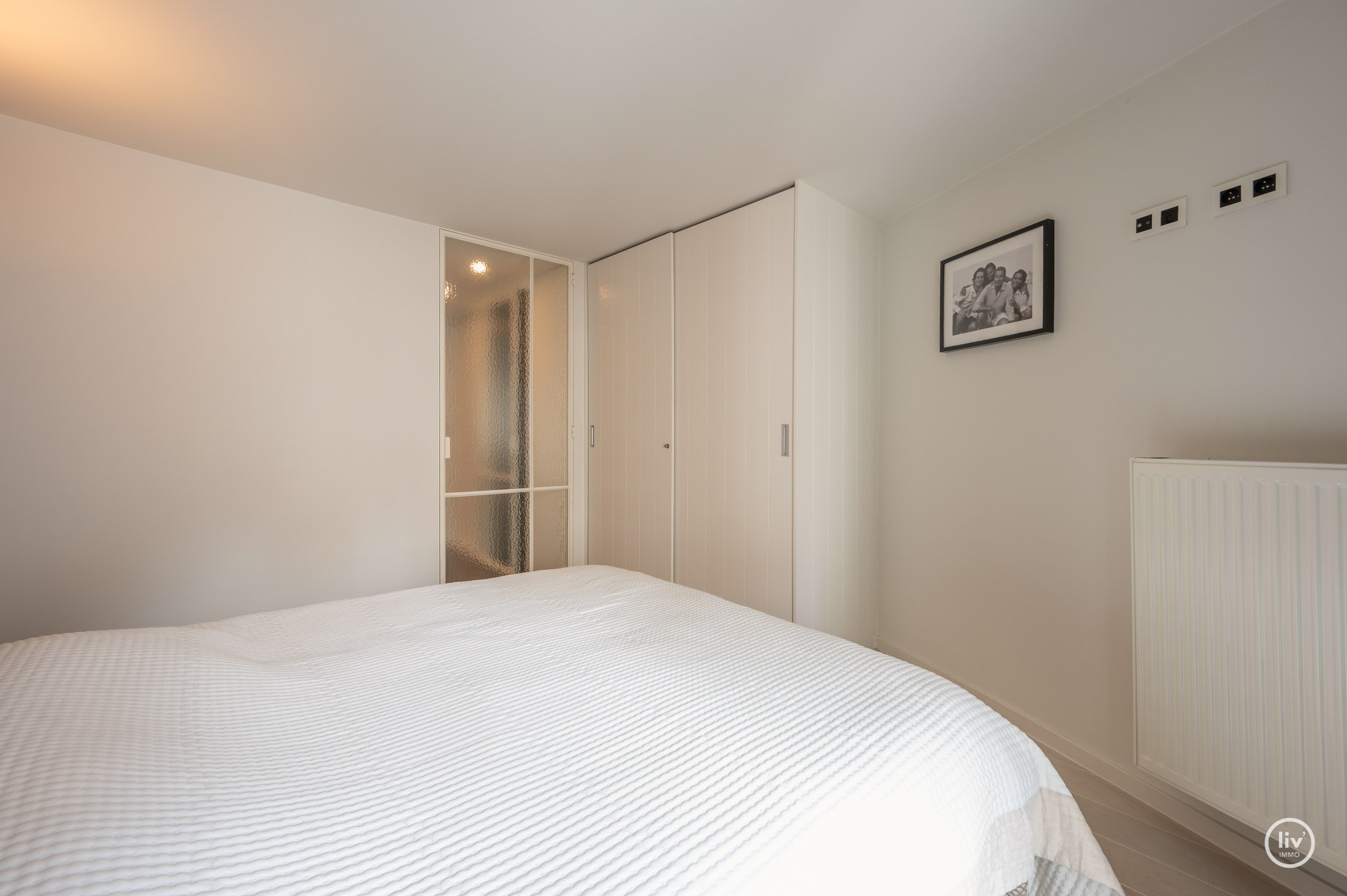 Ruim, instapklaar appartement  met 3 slaapkamers zeer centraal gelegen vlakbij de winkels van de Dumortierlaan en de Lippenslaan. 