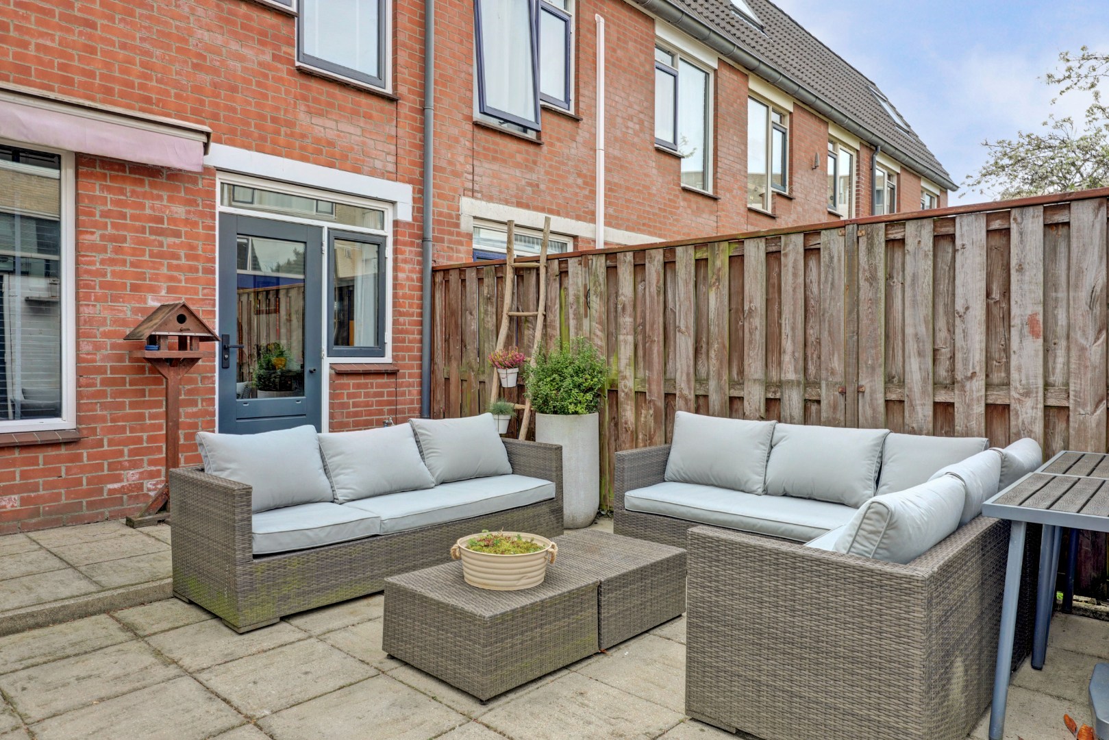 Instap klaar en moderne 4-kamer hoekwoning met 3 ruime slaapkamers, fraaie keuken en badkamer, onderhoudsvriendelijke tuin en gelegen op eigen grond. 