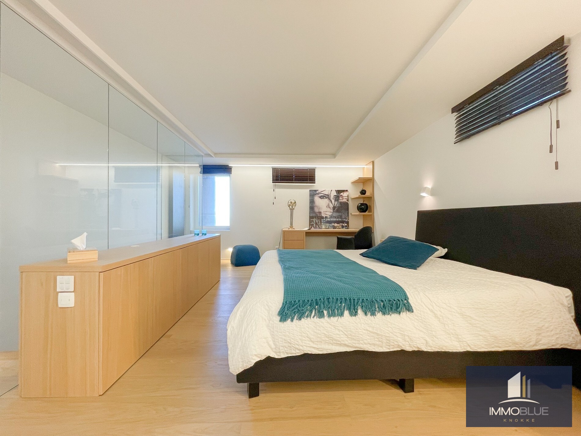 Uitzonderlijk, luxueus afgewerkt hoekappartement met frontaal zeezicht. 