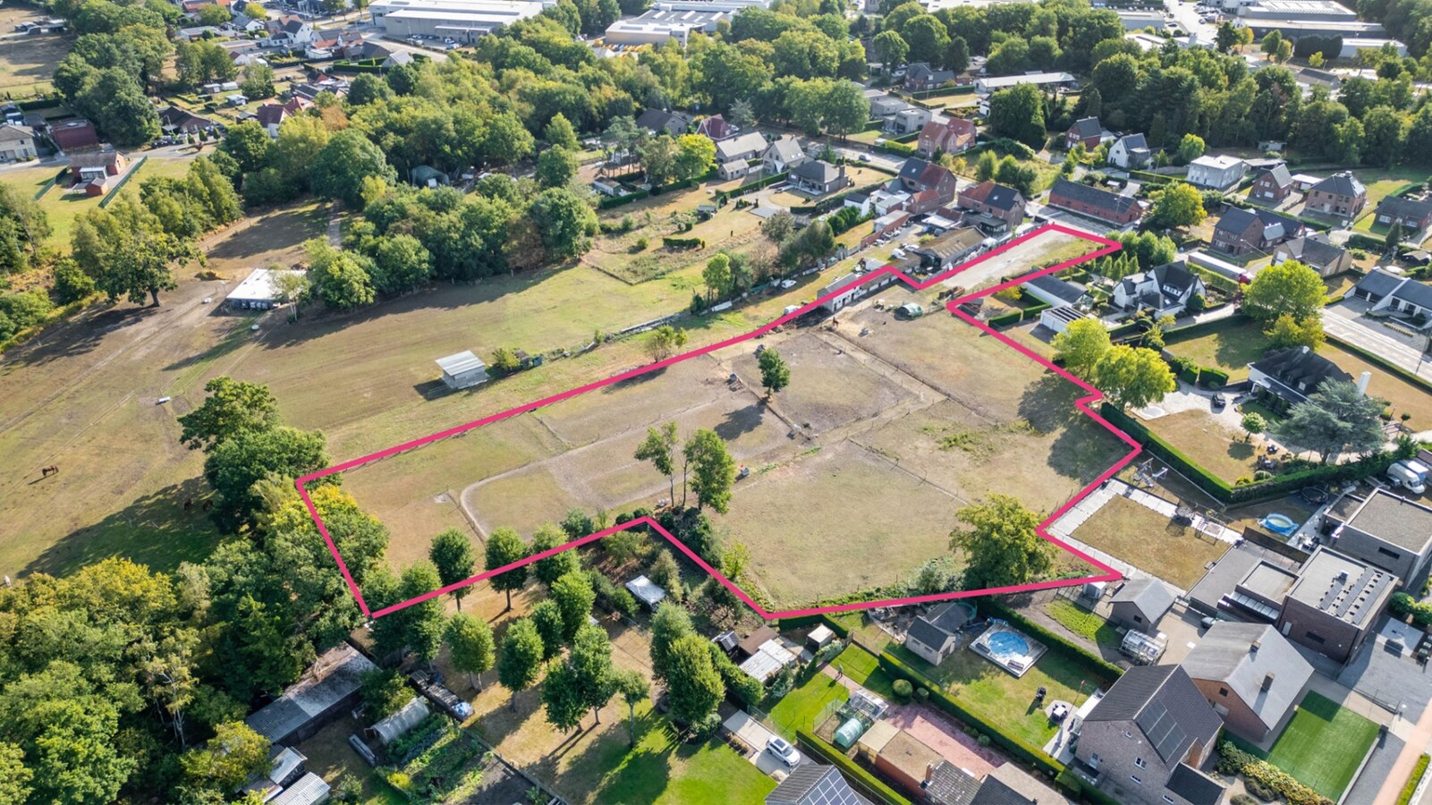 Unieke eigendom in Zonhoven: bouwgrond met 4 achterliggende percelen met een totaal oppervlakte van 11.148 m² 