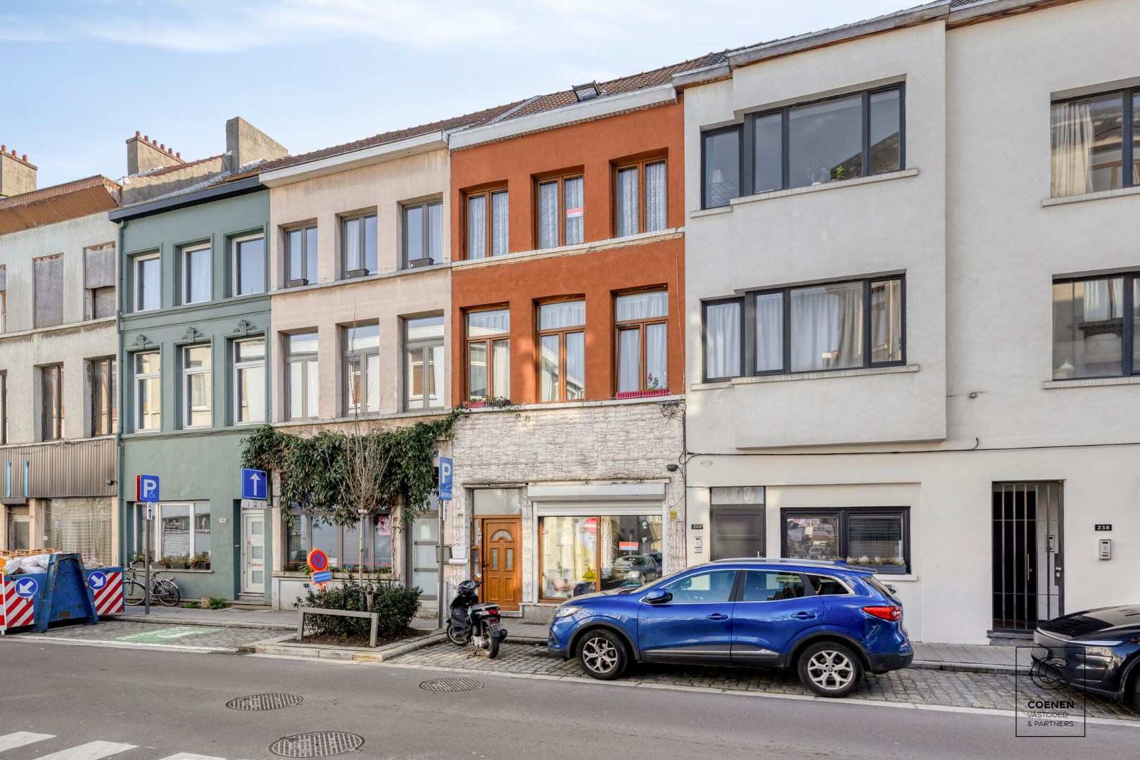 Ruime handelswoning, momenteel ingericht als handelsruimte en 2 appartementen op goede ligging te Antwerpen! 