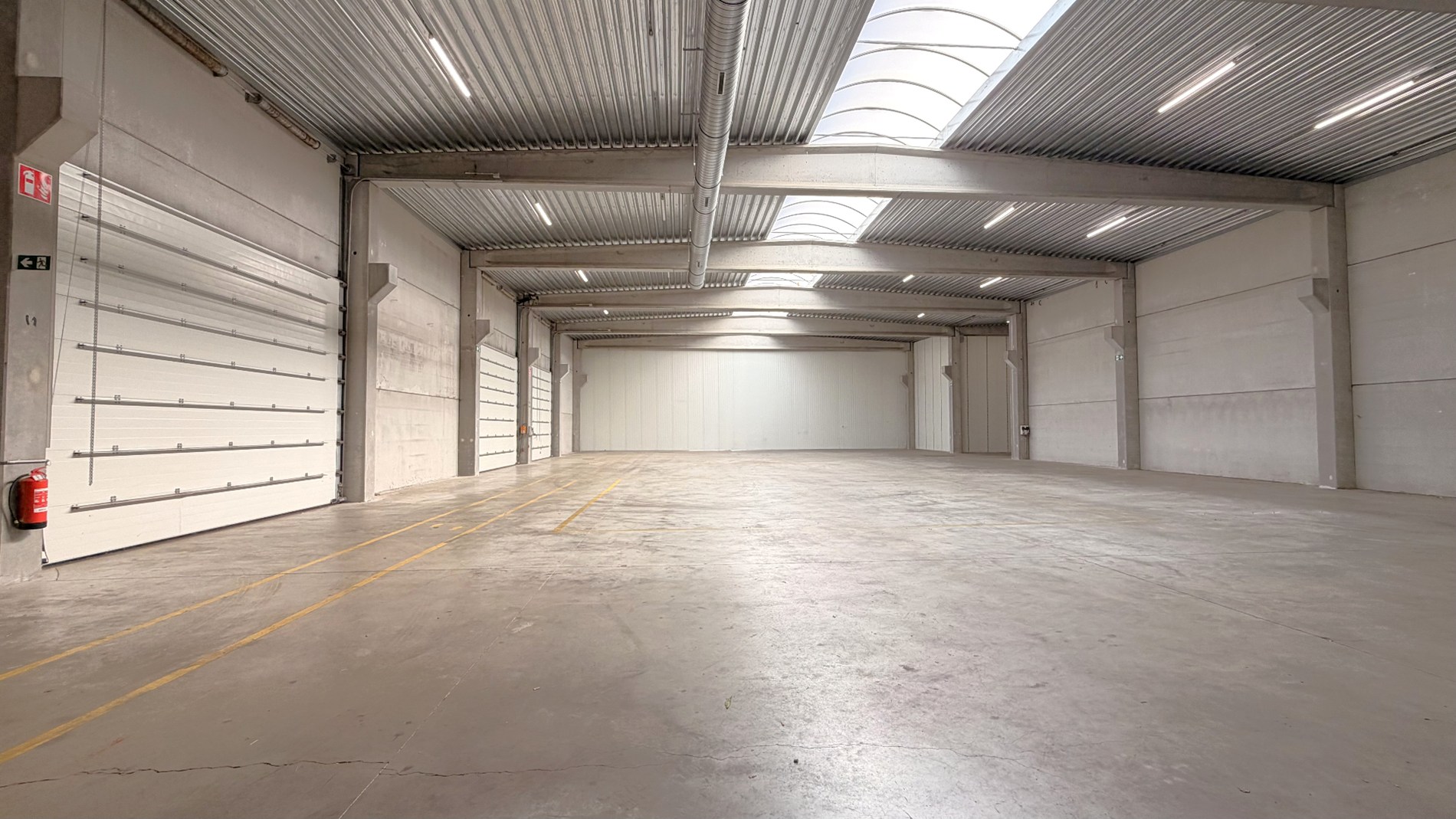 Magazijn met laadkade en kantoren te huur aan E17 in Kruibeke