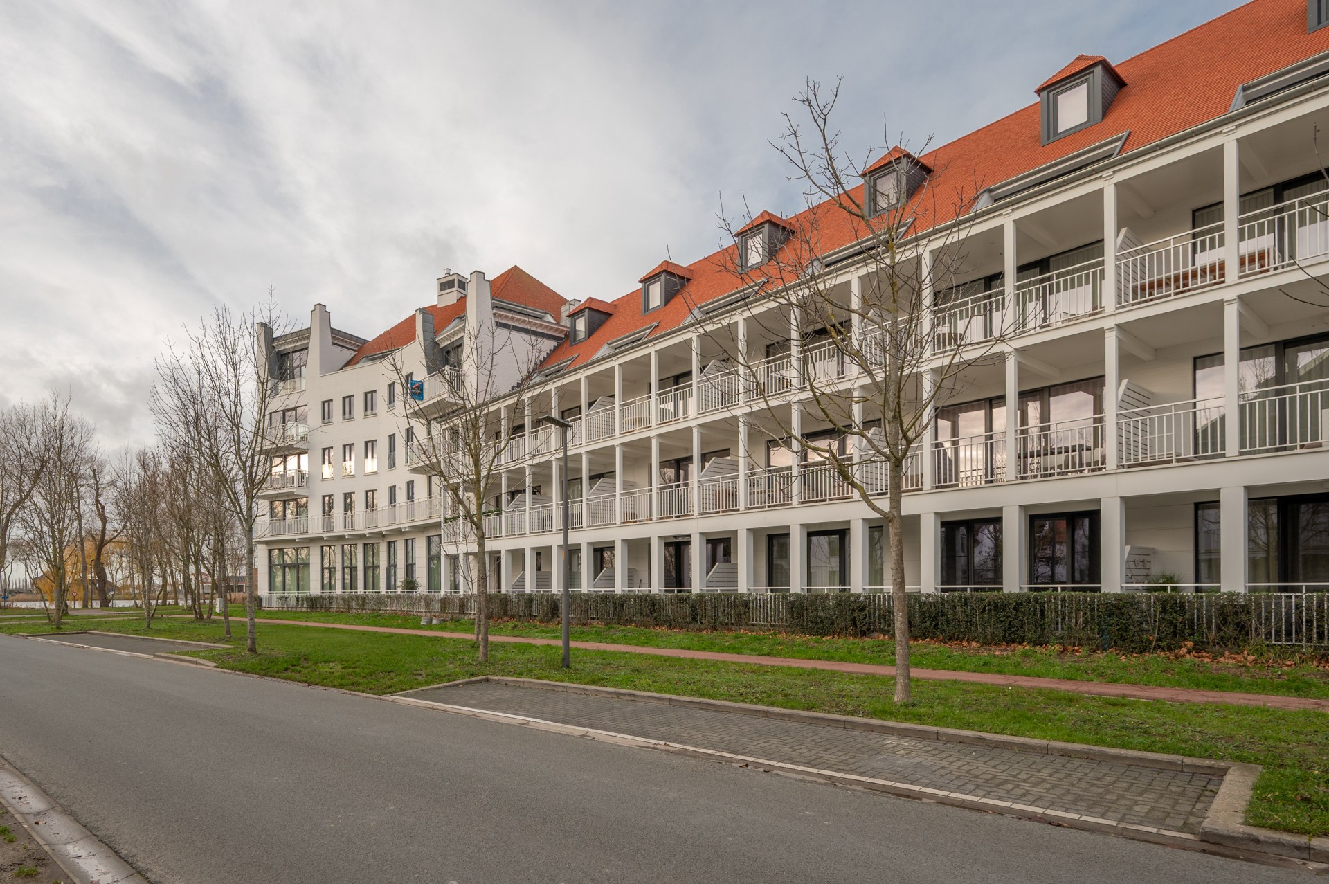Cet appartement en duplex lumineux est situé à Duinenwater, combinant un agencement pratique avec des espaces extérieurs agréables et un emplacement calme au bord de l'eau. 