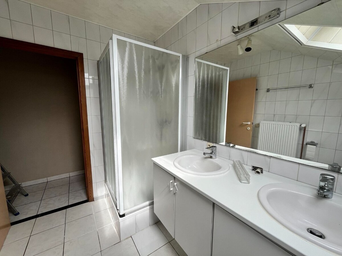 Ruim appartement met 2 slaapkamers en autostaanplaats te Leke 