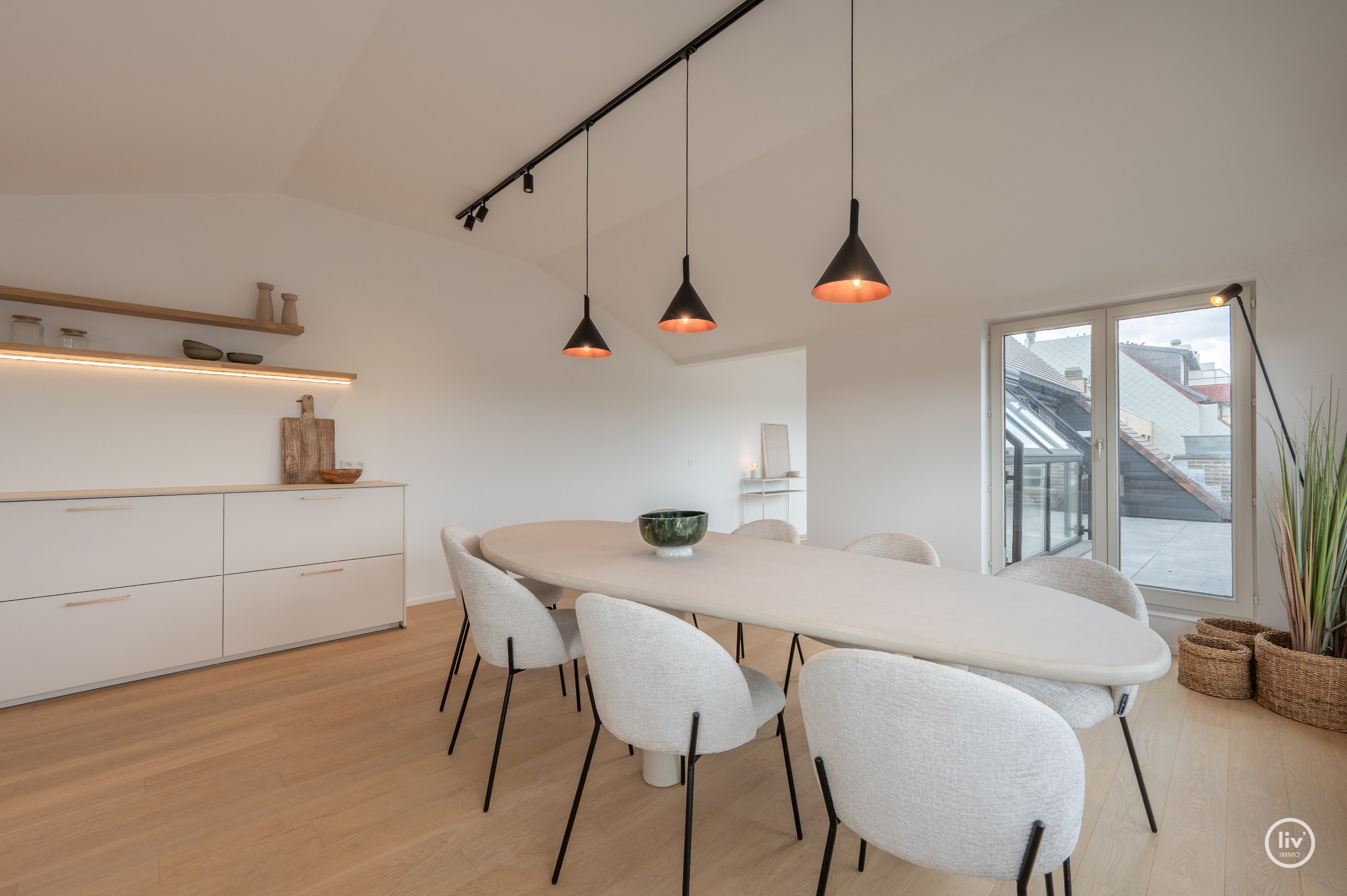 Magnifique appartement en duplex avec une largeur exceptionnelle de façade de 18 mètres et une terrasse généreuse orientée au sud offrant une vue dégagée sur l'arrière-pays de Knokke, à seulement 100 