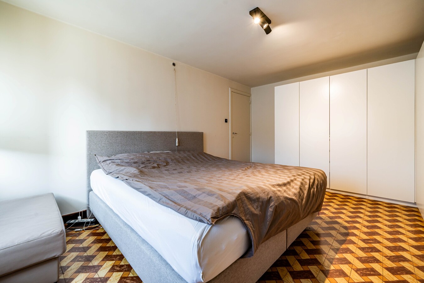 Gezinswoning met ruime opslagplaats en carport in het centrum van Ouwegem 